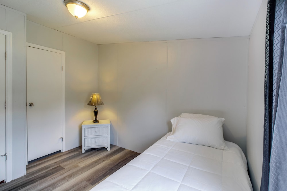 1 Mi to US Marine Base Albany: Cozy Getaway!