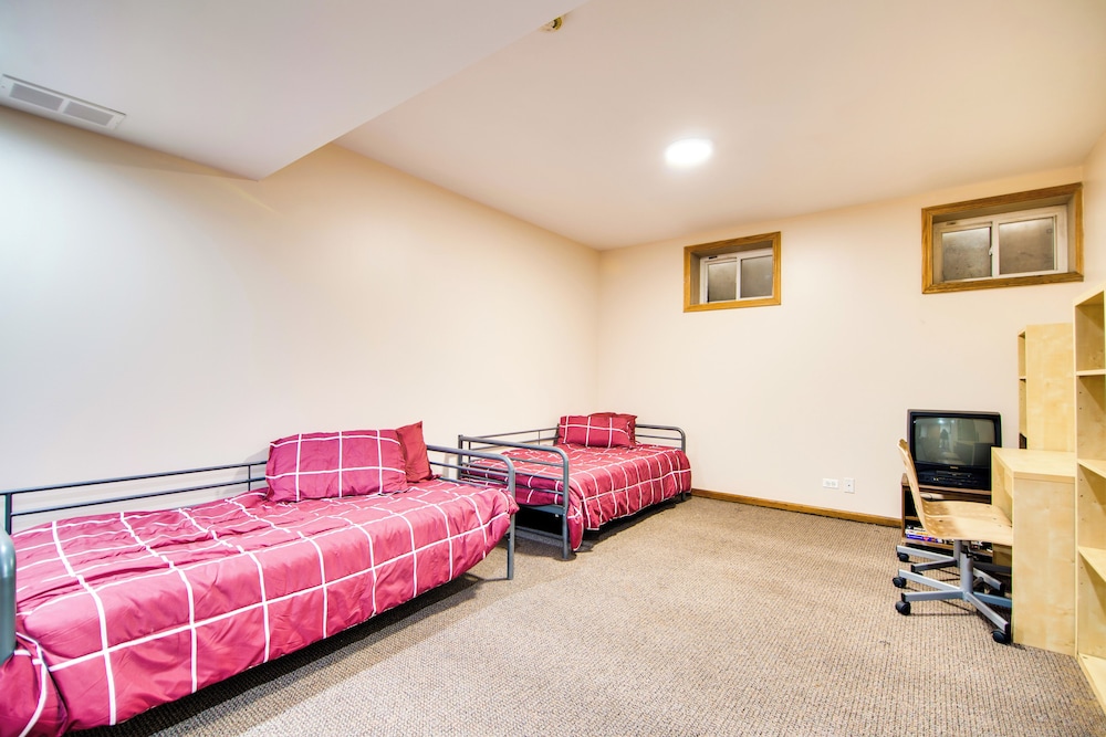 Hot Tub & Sauna: Hoffman Estates Villa in Elgin!