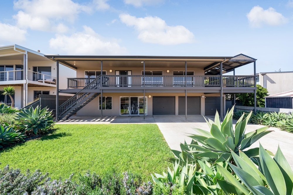 Spacious 3-bed Ground Level Beachside Stay