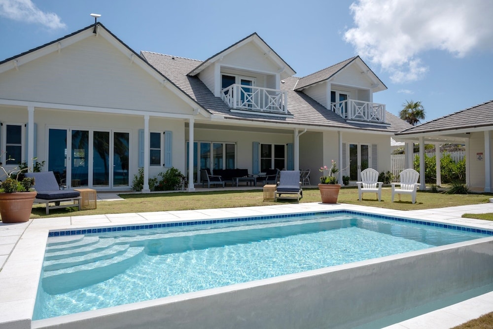 Cricket Beach House-luxurious Beachfront House 5 Bedroom Home