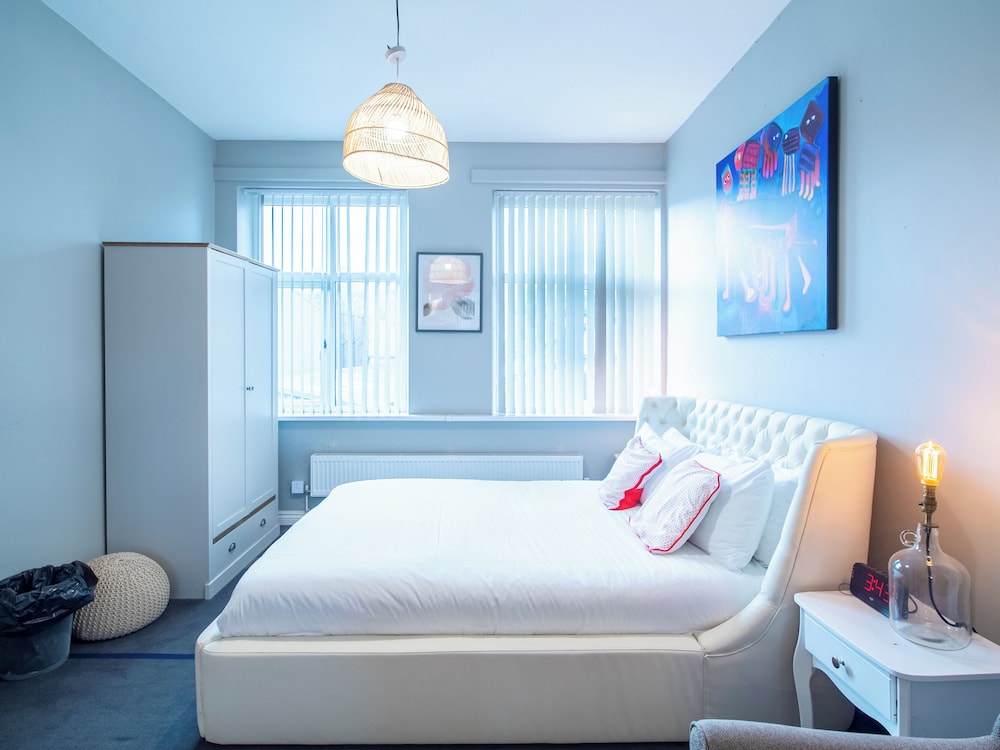 Creative & Cheerful Apartment by Avo in Sheffield