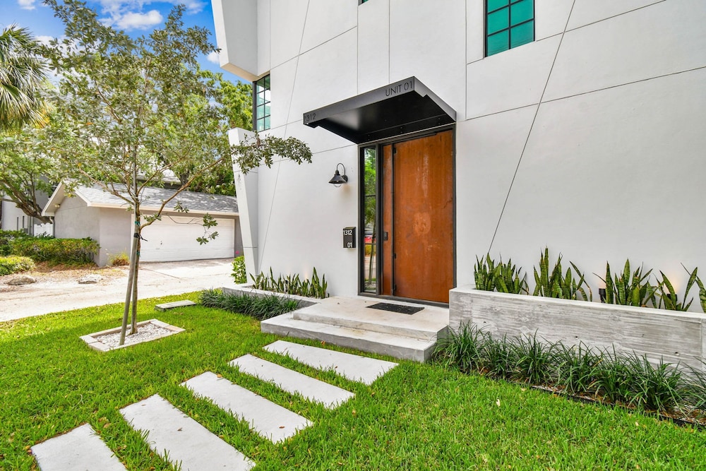 NEW The Strata Barn - Luxury Hyde Park Townhome