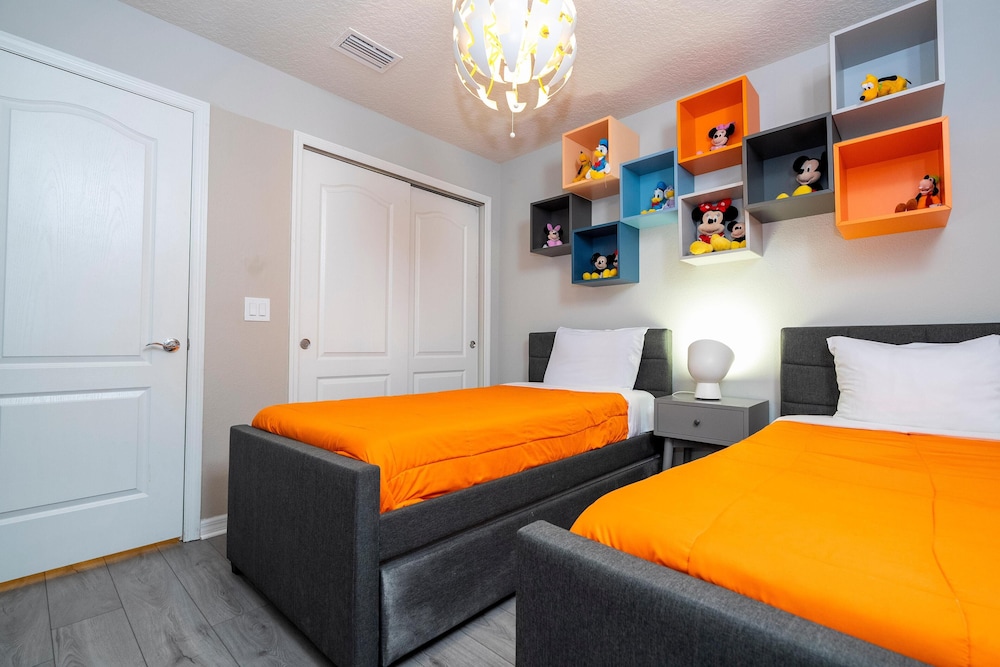 8822 GC - Fabulous 5BR Townhome: Pet Friendly
