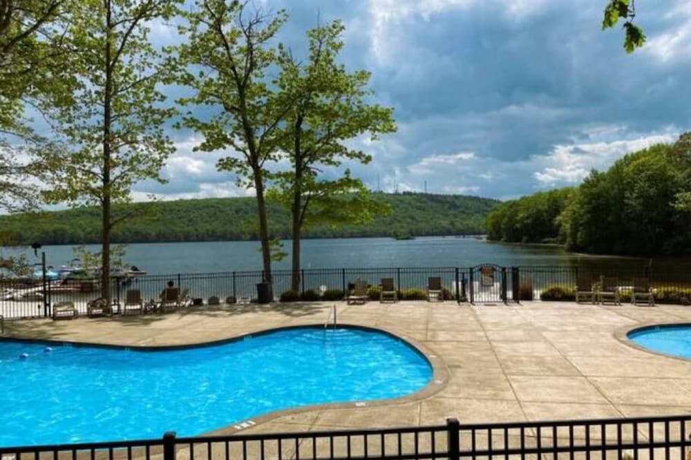 The Boulder Inn by Avantstay Indoor Hot Tub Game Room Outdoor Fire Pit