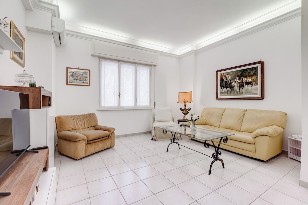 Cozy 2-Bedroom Flat with Balcony