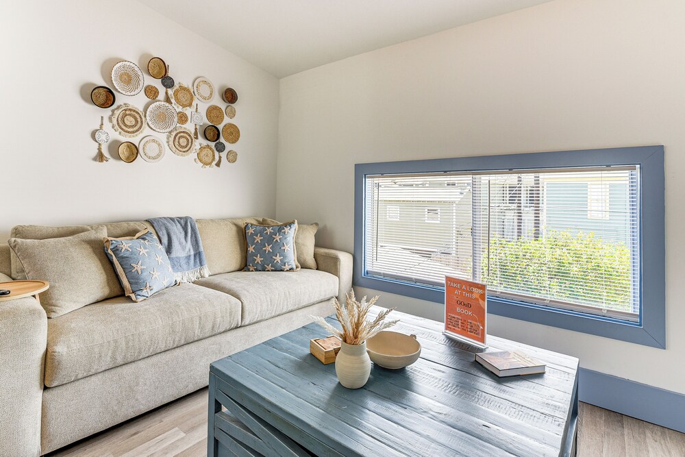 < 1/2 Mi to The Strand: Historic Galveston Apt!