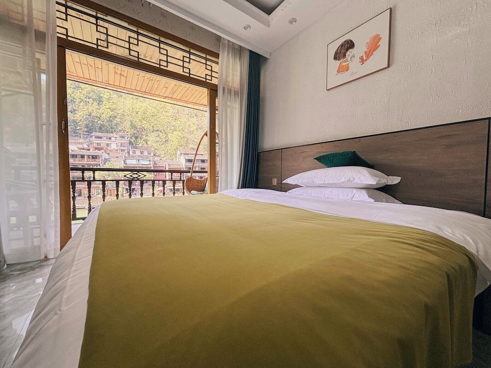 Fenghuang Oldtown Fuyuan Riverside Hotel