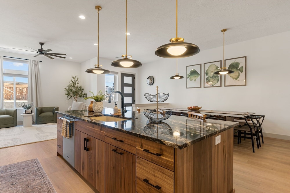 The Fish Bowl 6 Bedroom Townhouse