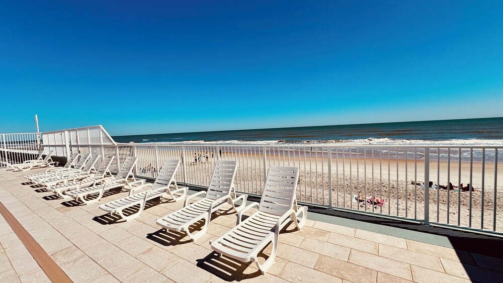Surfside Siesta on the Strip