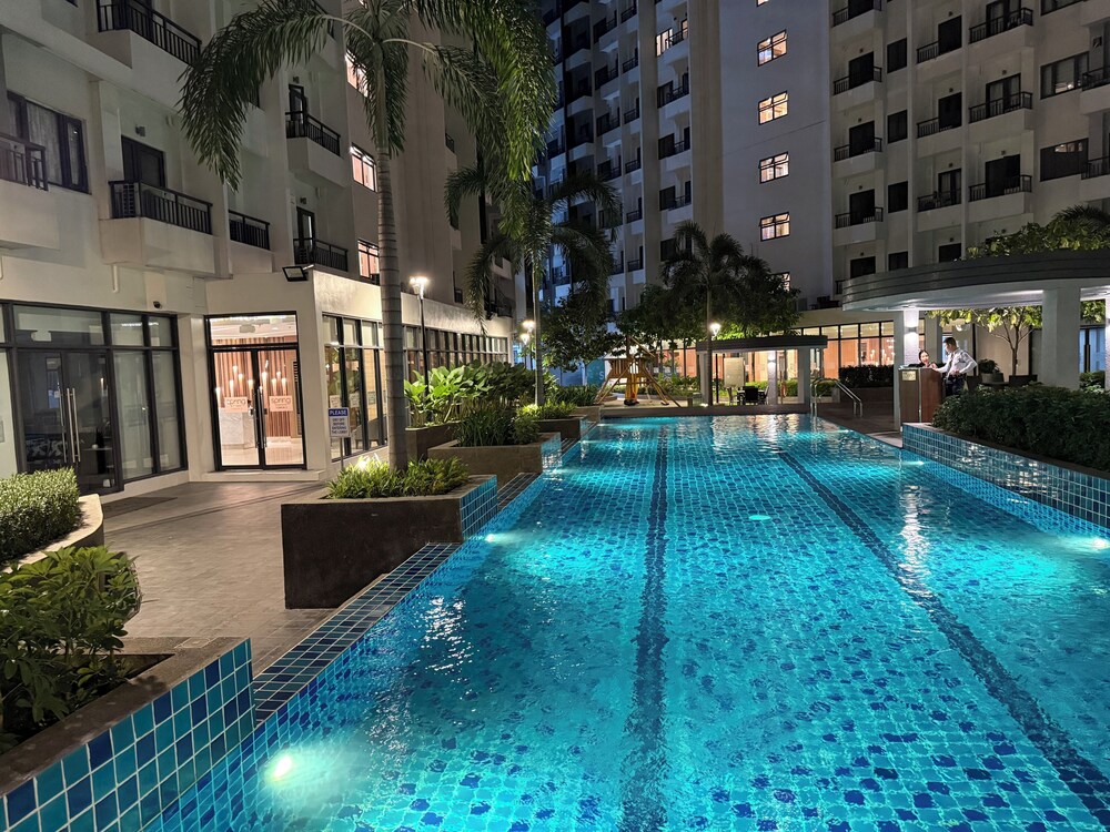 S&R Staycation Walk to SM Bicutan, With Karaoke,disney Plus, Netflix, Youtube