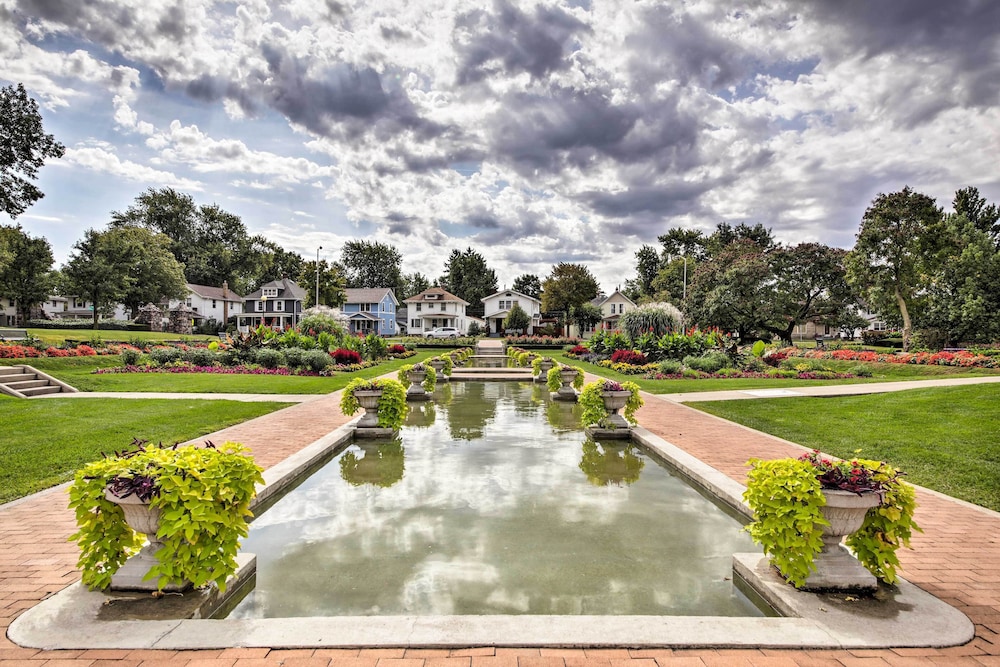 Lakeside Garden Home - 1 Mile to Main Street!