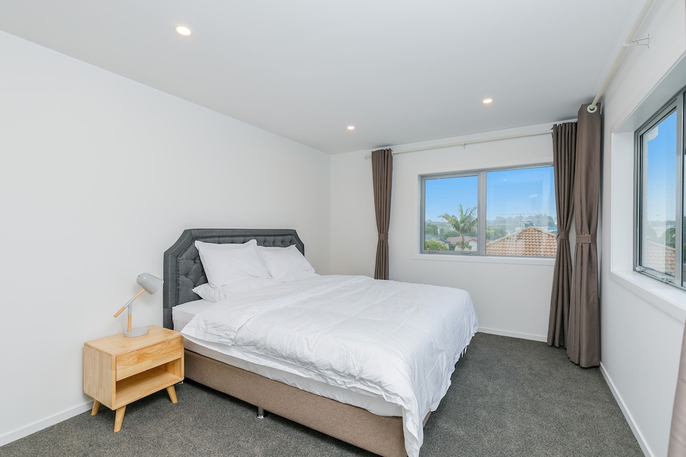 Hero Holiday House