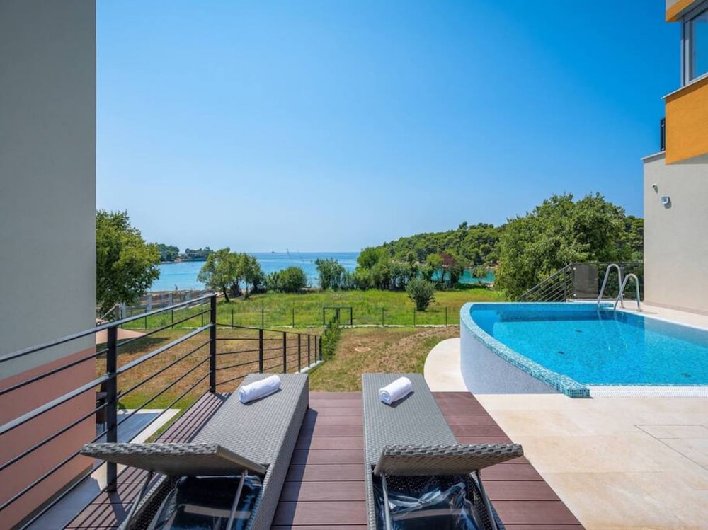Villa Cedar - Fully Equipped Villa With 4 big Rooms for 8 Guests and a Seaview