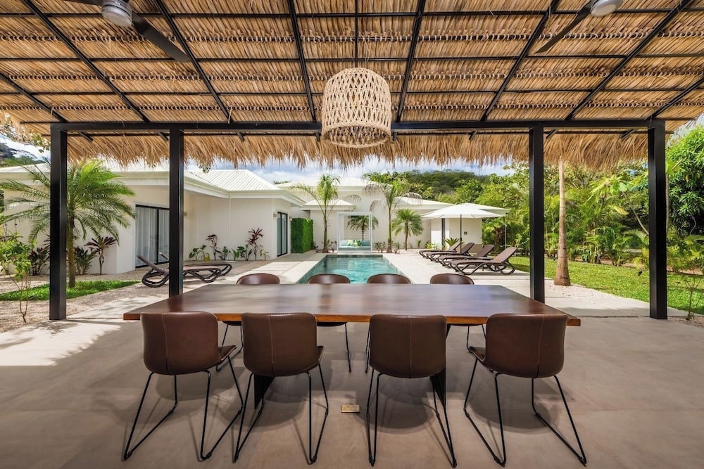 New Oasis in Gated Community With Pool Breakfast