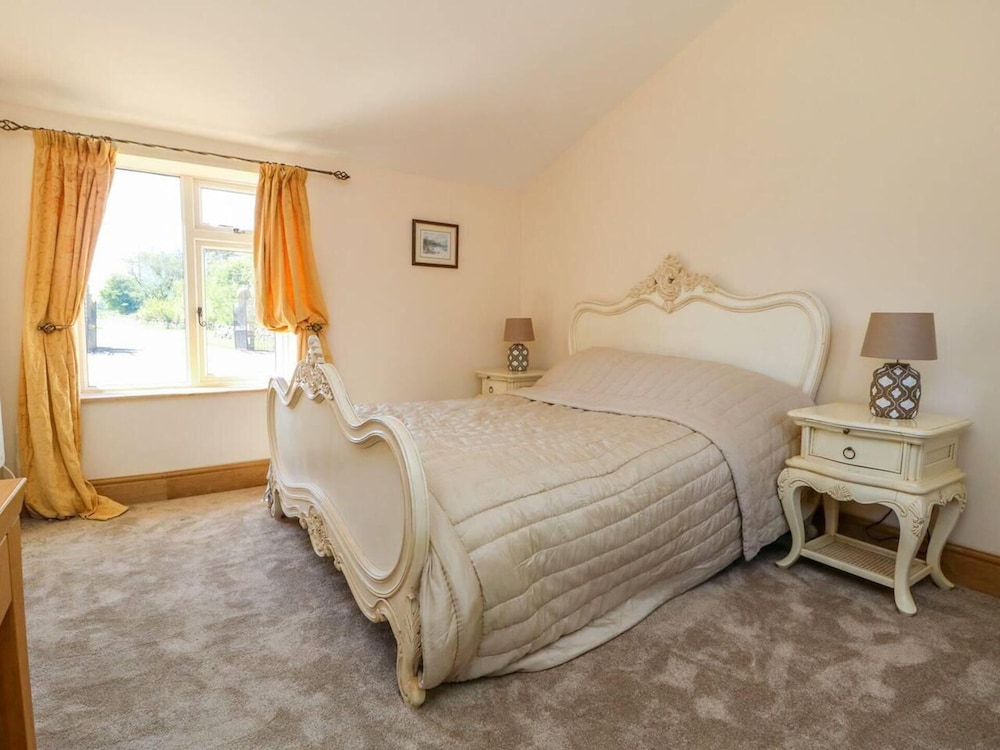 Charming 2-bed Cottage in Otley view 3
