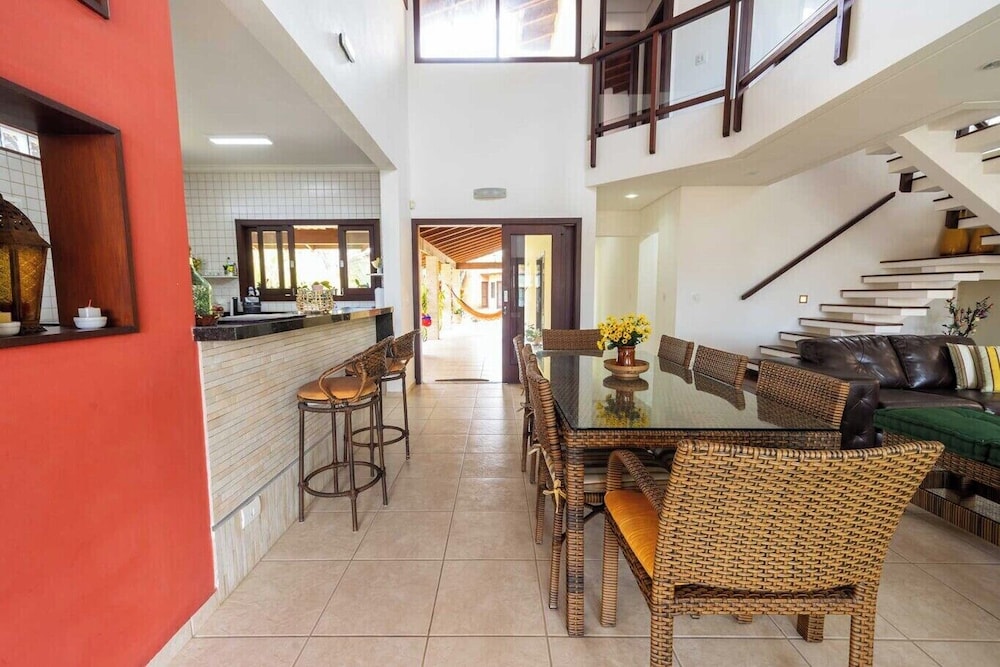 Casa com rea Gourmet e Quintal a 200 m da Praia
