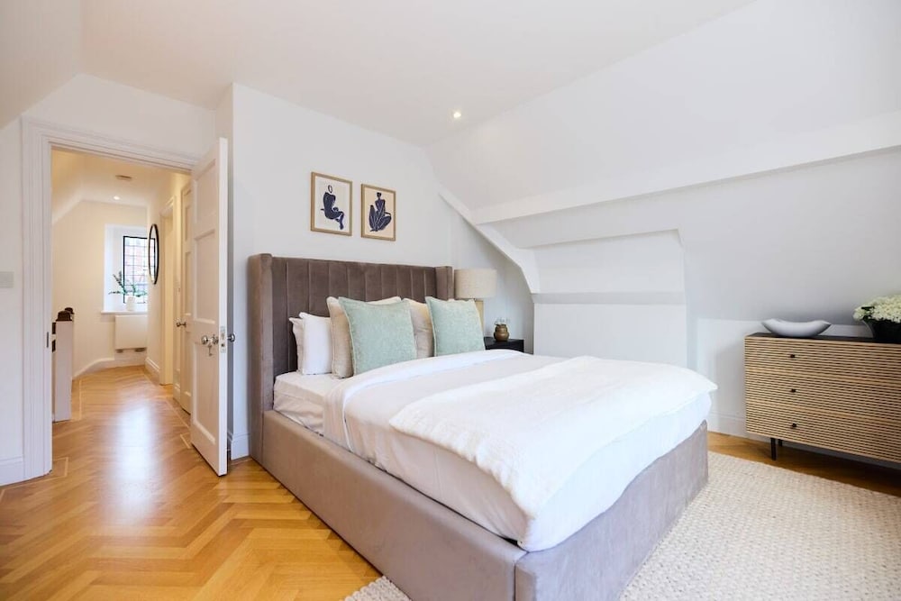 The Charm of Chelsea - Modern 4bdr With Shared Courtyard