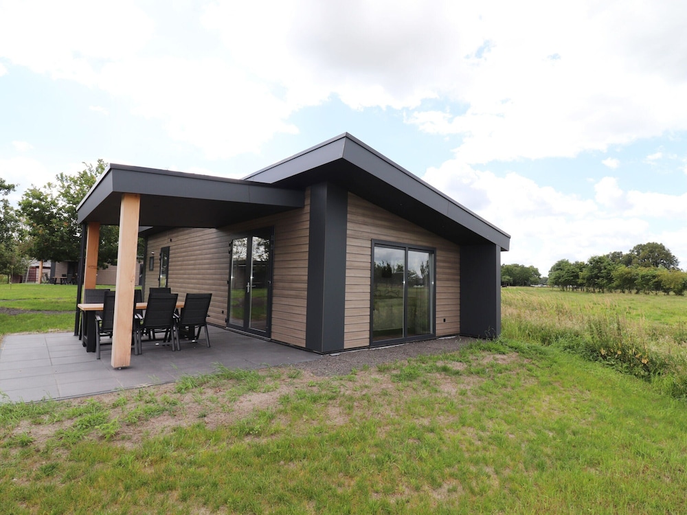 Spacious Chalet in a Rural Location Near Giethoorn