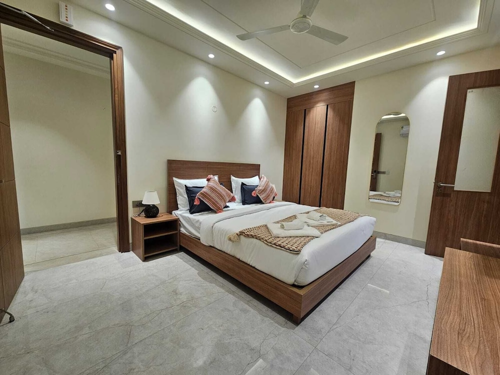 Hotel Dwellr