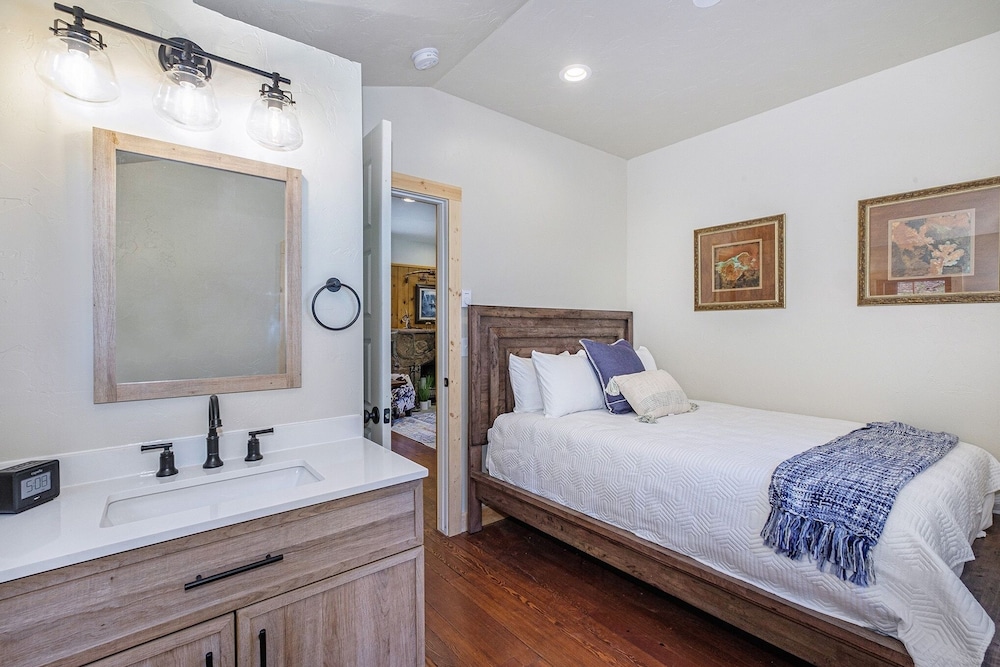 Niwot Cabin - Stay In Rocky Mountain National Park - Estes Park - New Listing - 22-zone3298 2 Bedroom Cabin by RedAwning view 3