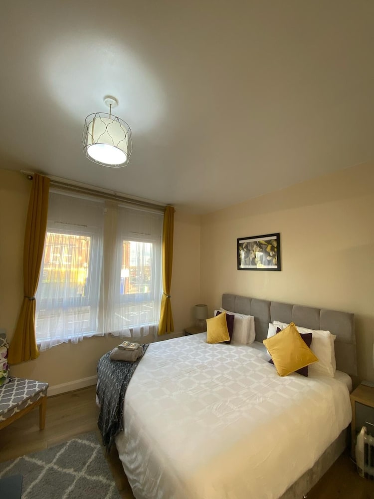 Alphastudio-leeds-walk 2-city-centre-freepark-wifi