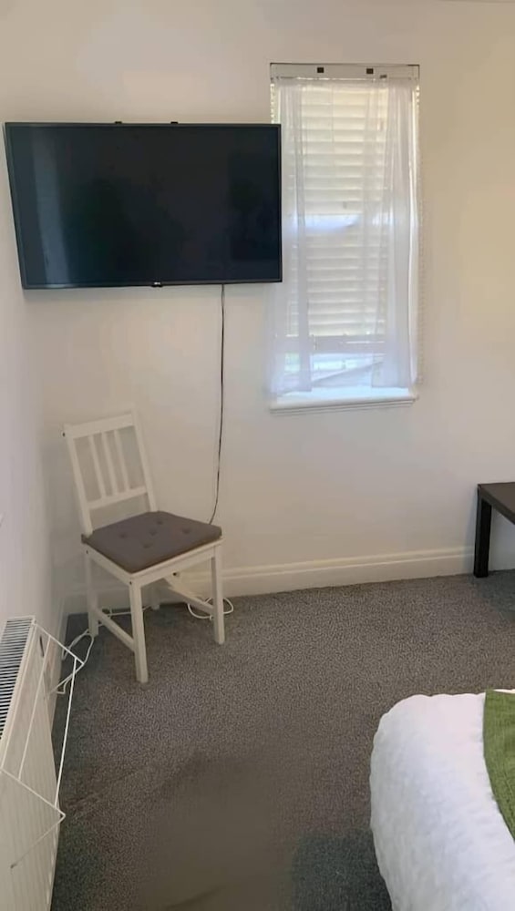 Spacious Apartment in Thornton Road L