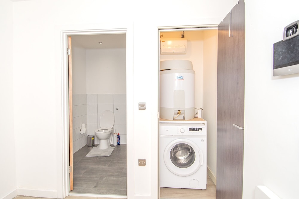 New Apartment - Sleeps 4 - Parking - City Centre