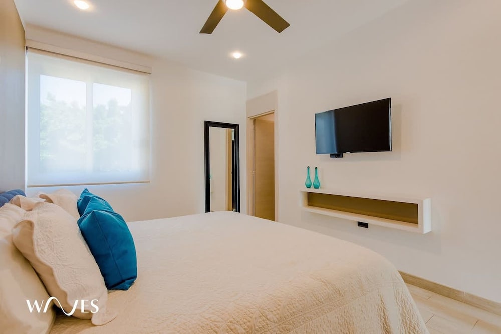 1 Rec Steps From the Beach Rooftop Pool