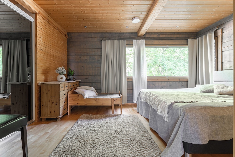 Scenic Lakeside Cabin in Tahko - Hot Tub