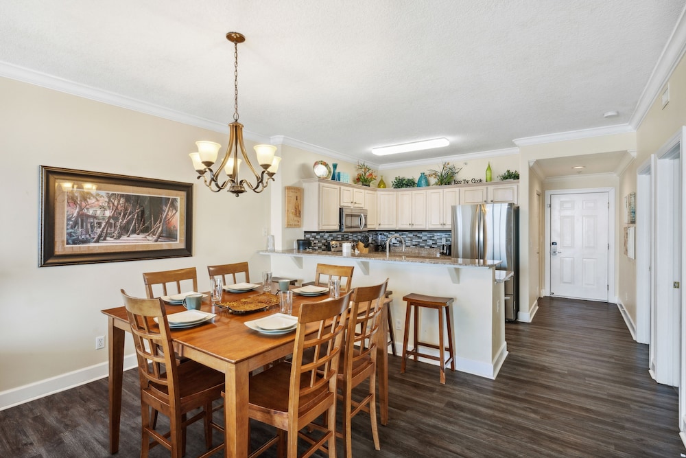 Twin Palms by Book That Condo