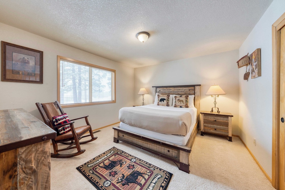 Cabin Retreat w/ Hot Tub & Fireplace - Near Northstar and Downtown Truckee
