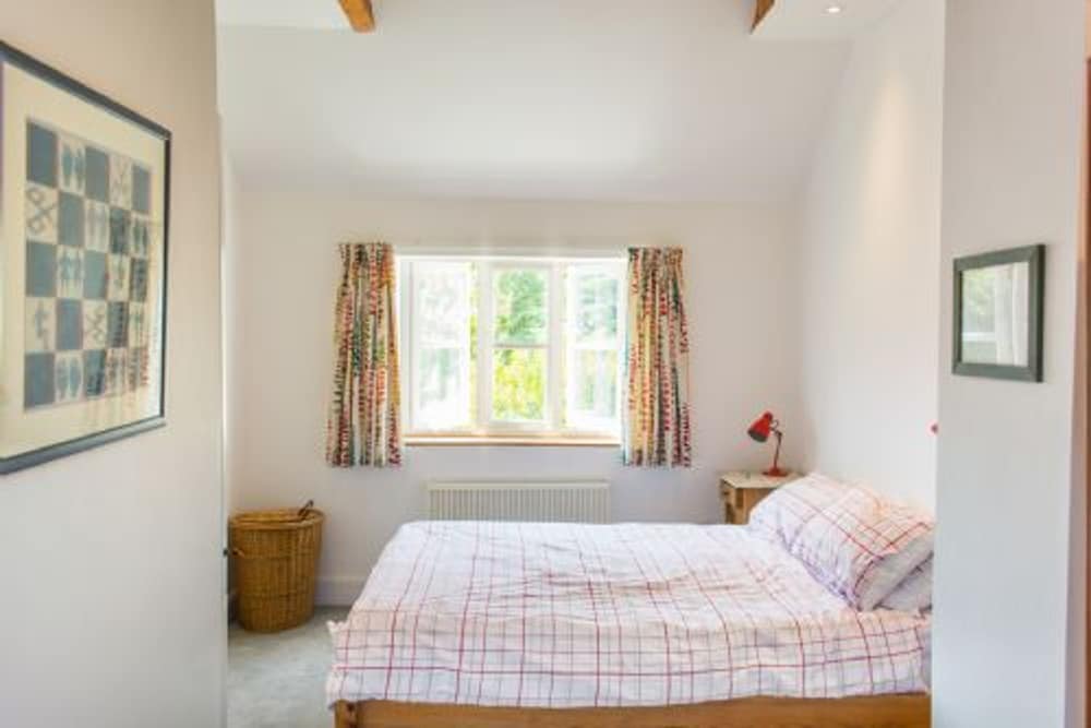 Host Stay Marlpit Cottage
