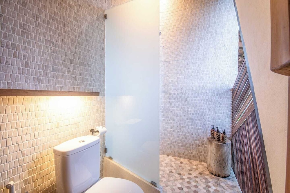 Gorgeous 2-br Penthouse With Views, 800m to the Be
