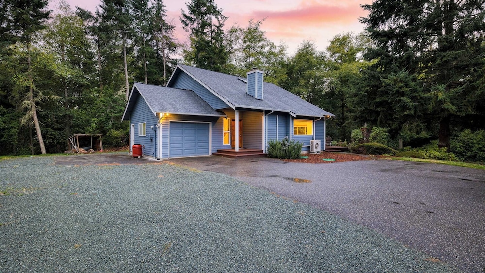 Stylish Forest Getaway on Whidbey Island Near Beaches, Wineries & Trails Cedarview Retreat by Avantstay