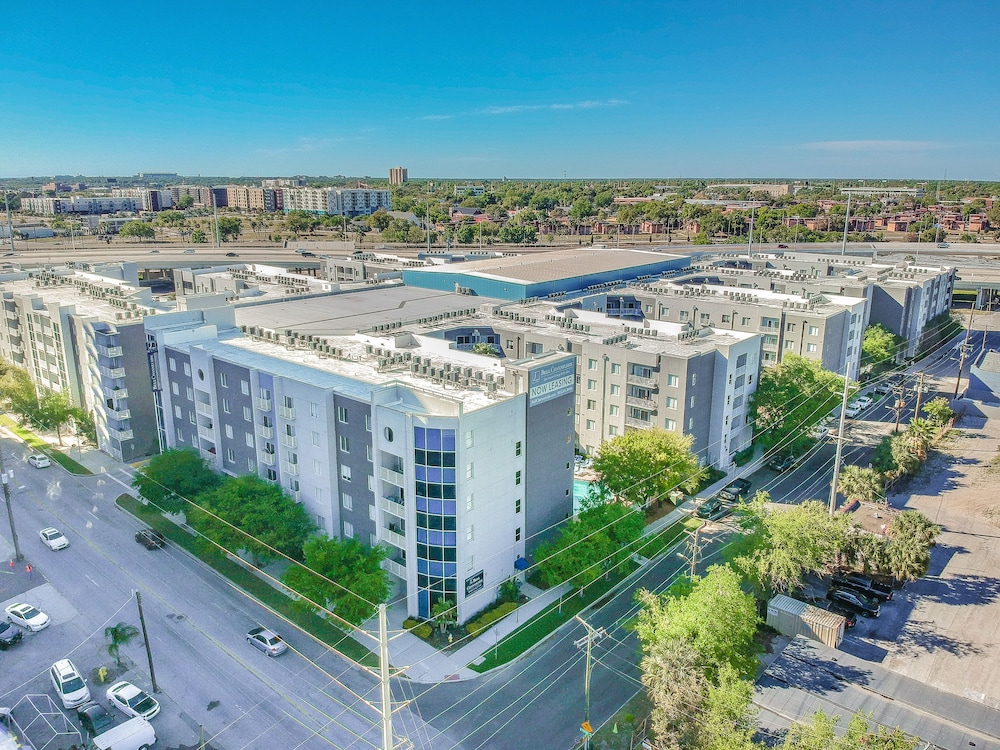 BC-522: Channelside Luxury Apartment