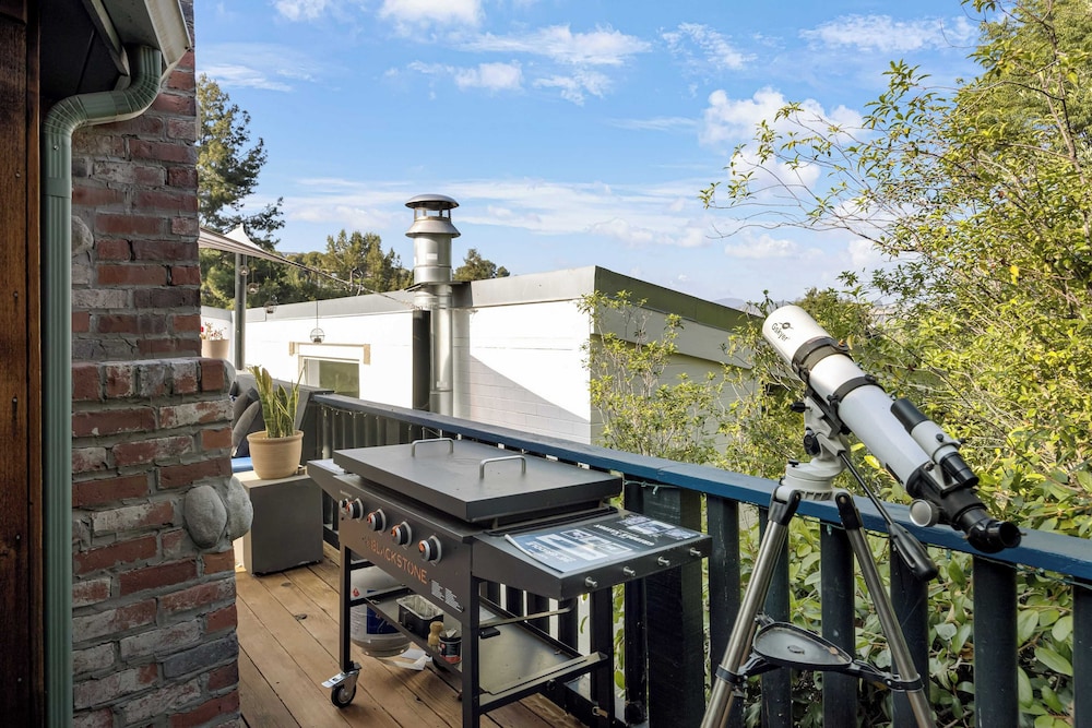 Chic LA Hideaway w/ Soaking Tub, Firepit Lounge & Tranquil Backyard