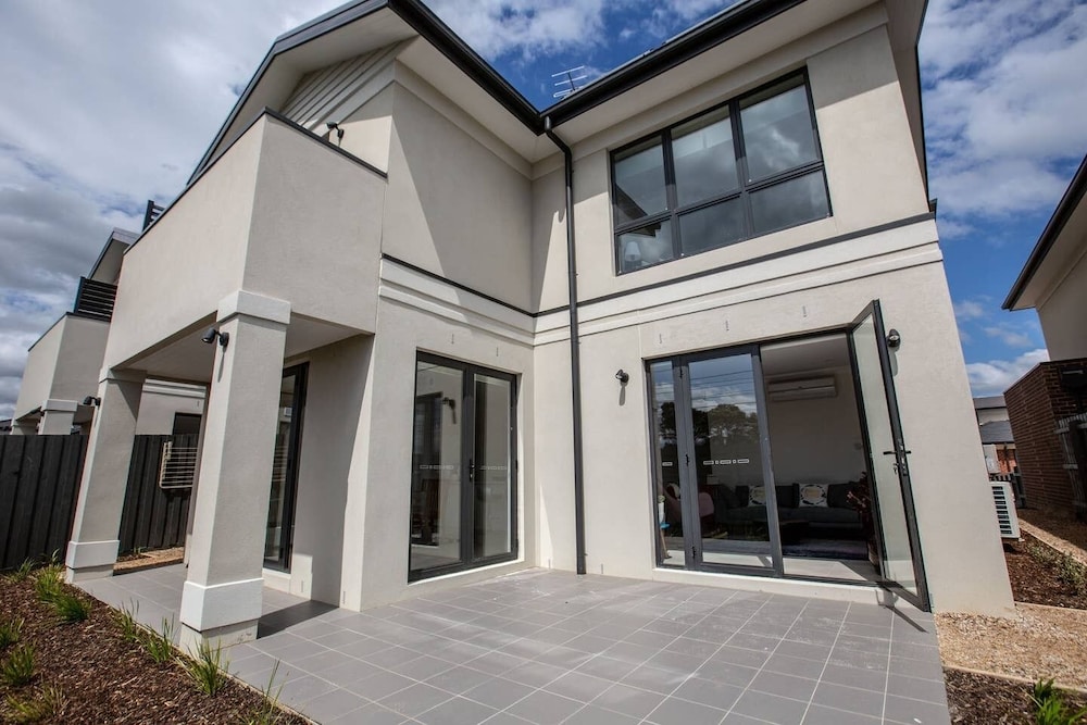 Captivating Large 4br@narre Warren view 4