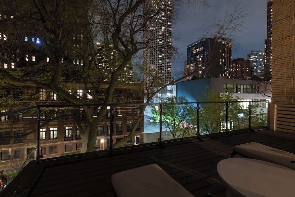 Luxury 4BD Gold Coast Penthouse With Deck Views