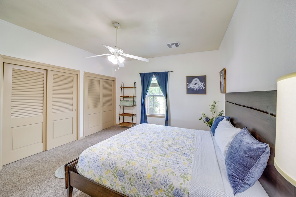 Walk to North Beach: Eufaula Lake Home w/ Grill