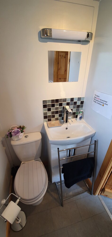 Shepherds Hut-1 Bed-hot Tub -views view 3