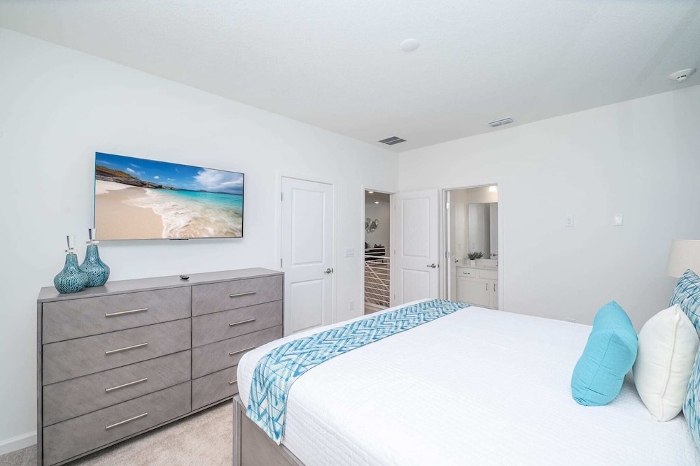 Upstay Luxury Resort Home w Pool & Patiosleeps 26