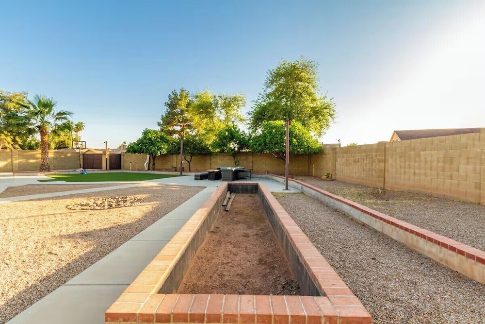 Chandler oasis with pool & hot tub