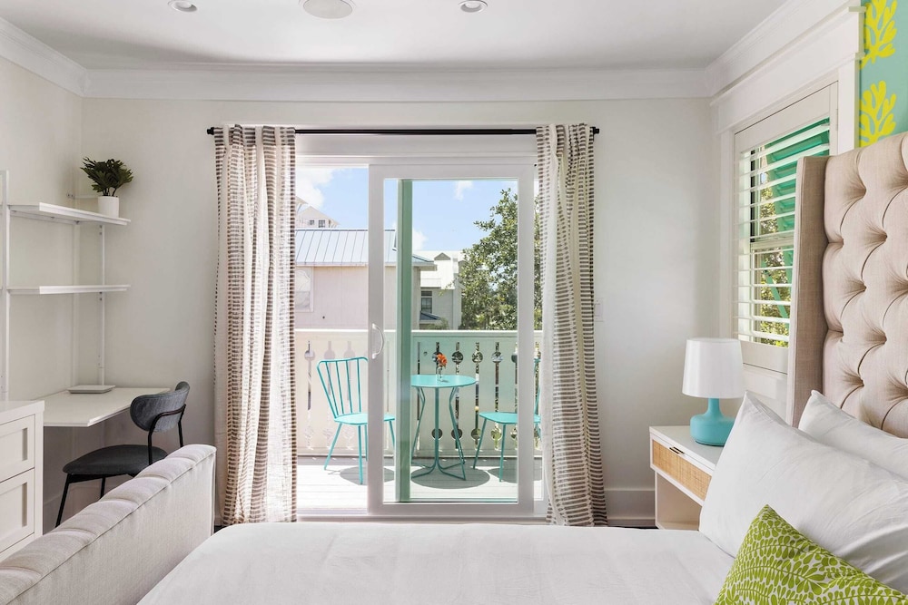 Luxe Villa Near Beach, Pool + Hottub, Chef's Kitchen Woodward Way by Avantstay