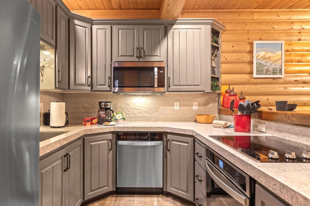 Black Bear Lodge KBM Resorts Walk to Slopes and Restaurants, Hot Tub, Elevator Access 2 Units, 4 Bedrooms BBL Ml-2744