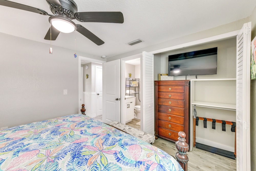 2 Blocks to Beach: Tropical Retreat in Anna Maria