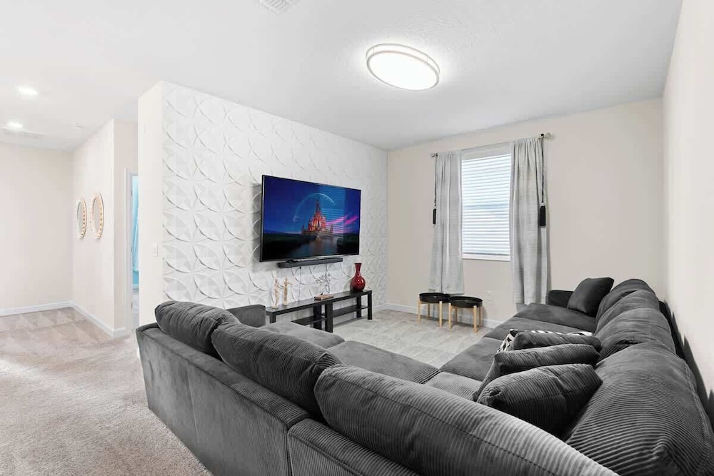 Sophisticated 6BR at Storey Lake