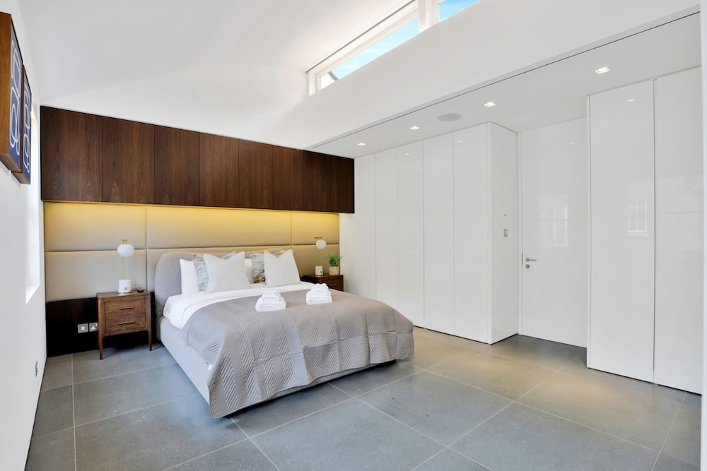 Paddington Luxury 3-bed Mews Private Cinema Gym