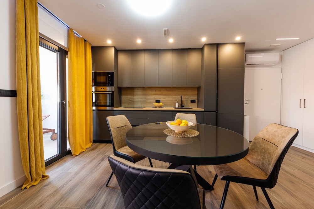 Orange Apartment - Okrug Gornji Seaside Retreat