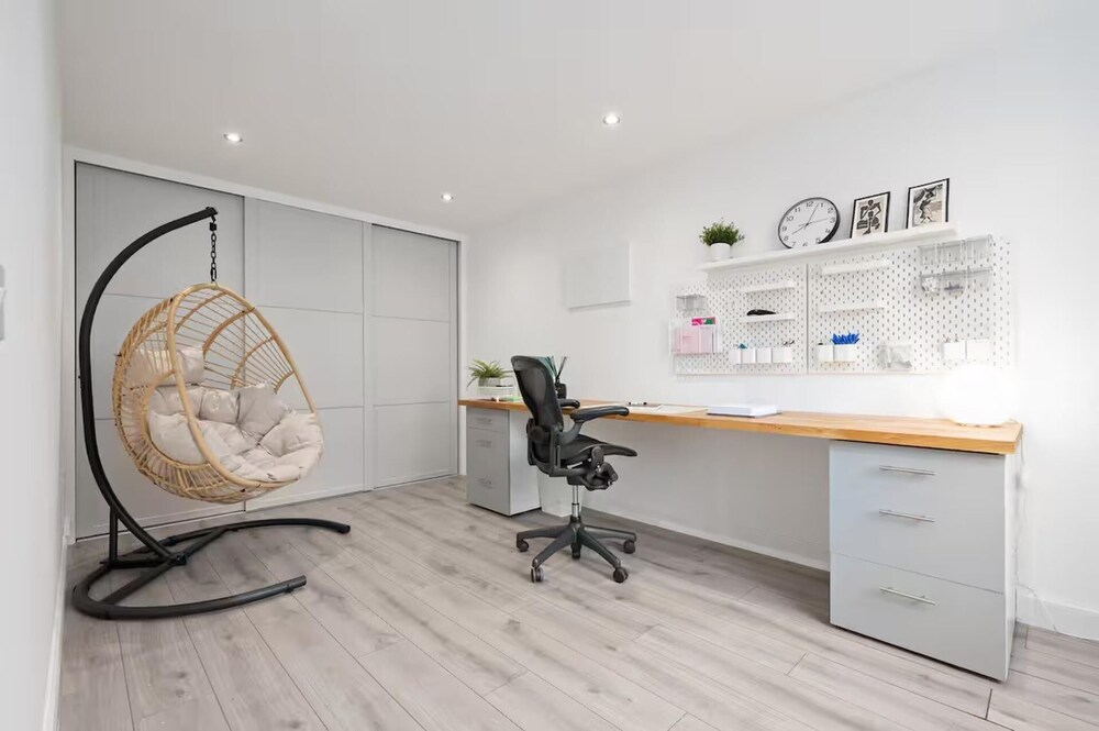 Stylish House in Perth-hot Tub-garden-sleeps 6