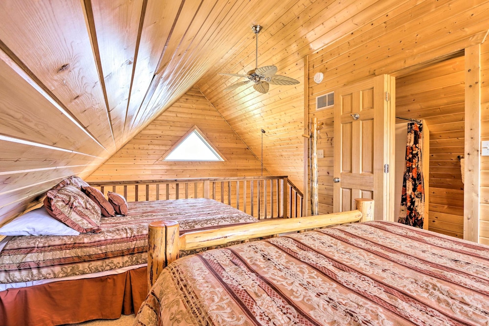 Lakefront Columbia Cabin w/ Porch & Shared Dock view 5